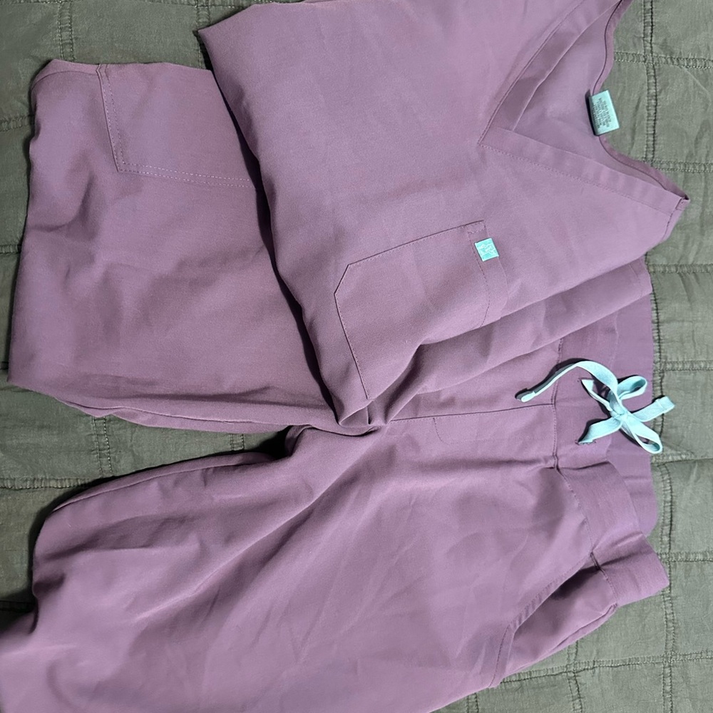 Garde Malade purple scrub set